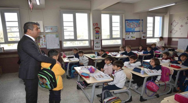 Denizlide 850 depremzede öğrenci yeni arkadaşlarıyla ilk derslerine katıldı