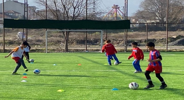 Denizlide futbol okulu depremzede miniklere kapılarını açtı