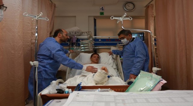 Denizliye getirilen depremzedelerin tedavileri sürüyor