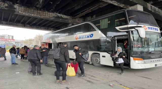 Deprem bölgelerinden afetzedeler otobüsle İstanbula geldi