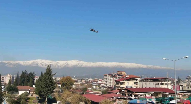 Deprem bölgesi Hataya askeri helikopterler ile yardım sürüyor