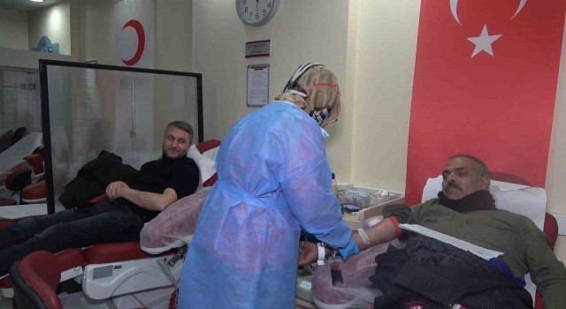 Deprem bölgesi için kan bağışı seferberliği: Vatandaşlar kan vermek için sıraya girdi