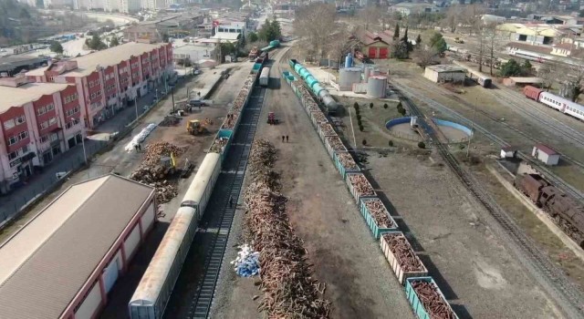 Deprem bölgesi için toplanan odunlar trenle gönderilecek