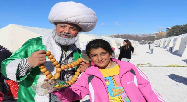 Deprem bölgesi Malatyada çocuklar Nasrettin Hoca ile eğleniyor