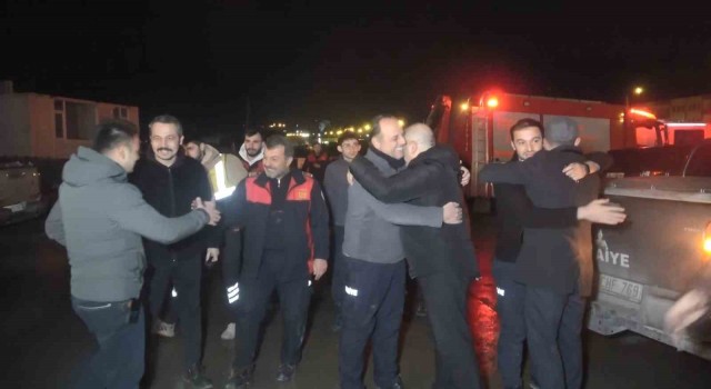 Deprem bölgesinde 19 kişiyi sağ kurtaran itfaiyeciler Samsuna döndü