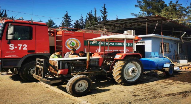 Deprem bölgesinde bulunan ateş savaşçıları afetzedelere su taşıyor