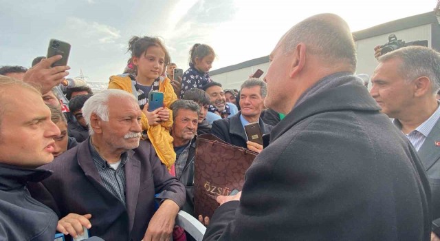 Deprem bölgesindeki çocuk bağışladığı kumbarasını Bakan Soyluya teslim etti