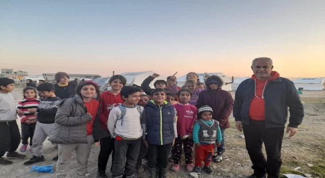 Deprem bölgesindeki çocuklara çikolata ve oyuncak dağıttı