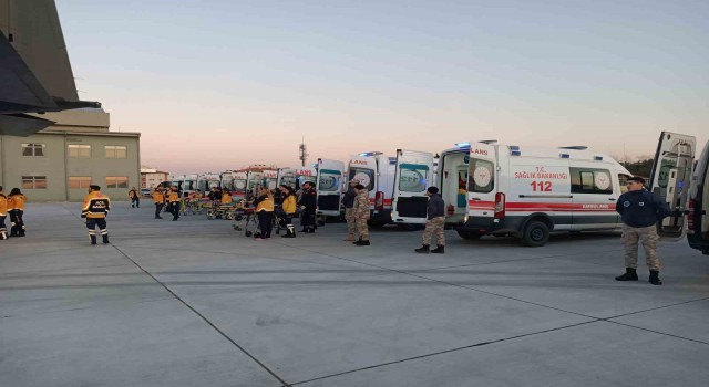 Deprem bölgesinden 10 yaralı depremzede daha İstanbula getirildi