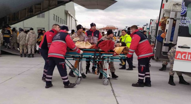 Deprem bölgesinden 53 yaralı daha İstanbula getirildi