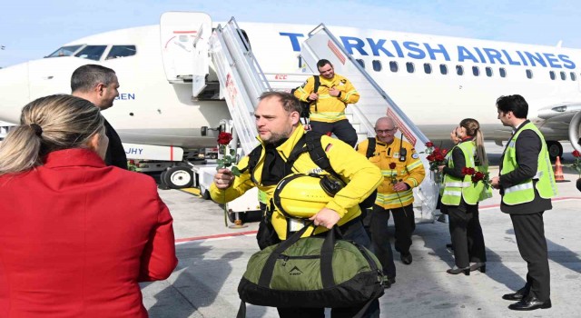 Deprem bölgesinden gelen Alman kurtarma ekipleri İstanbul Havalimanında çiçeklerle karşılandı