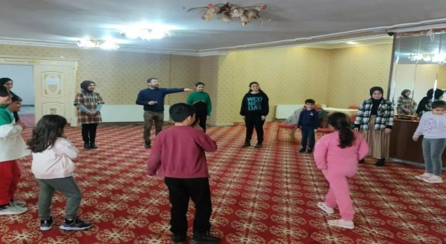 Deprem bölgesinden Mardine yerleşen çocukların yüzü gülüyor