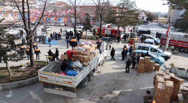 Deprem bölgesine 5 tır yardım malzemesi ile 10 kişilik aşevi gönderildi