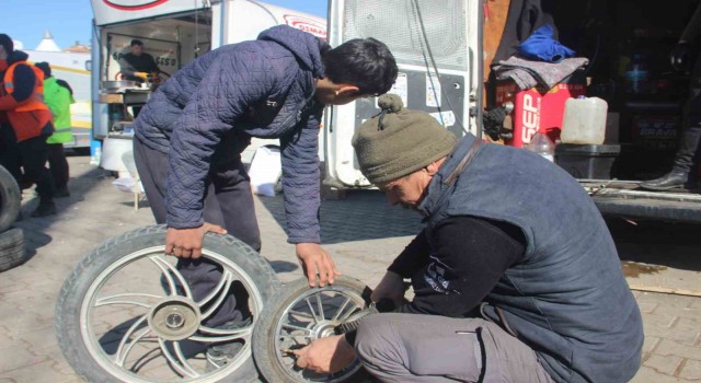 Deprem bölgesine giden lastik tamircileri kimseyi yolda bırakmıyor