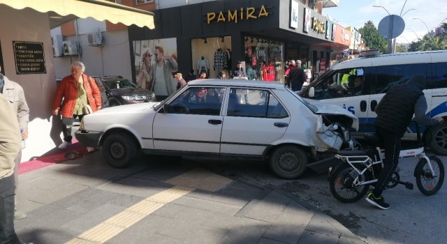 Deprem bölgesine giden minibüs ile otomobil çarpıştı