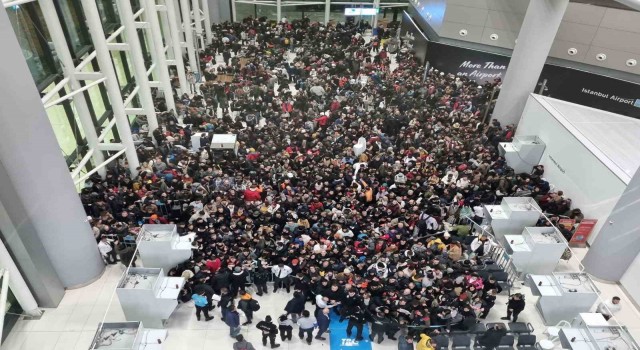Deprem bölgesine gitmek için İstanbul Havalimanına gelen gönüllüler yoğunluğa neden oldu