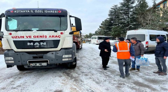 Deprem bölgesine Kütahyadan ağır iş makineleri, kamyonlar ve yükleyiciler gönderildi