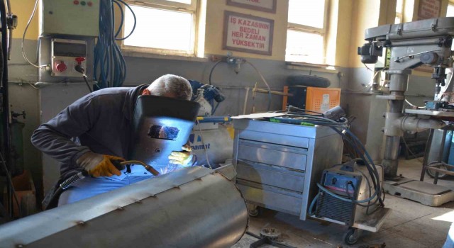 Deprem çadırlarına sobalar Metalden, odunlar köylülerden