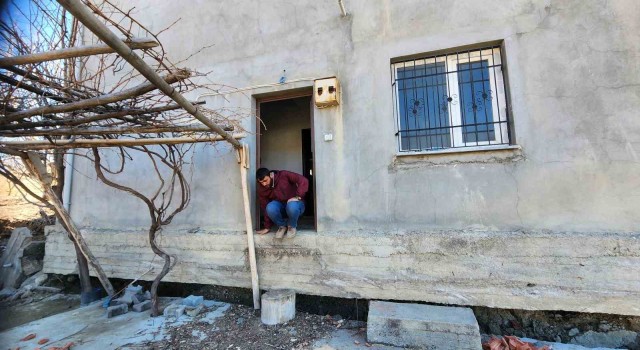 Deprem evi yıkmadı ama 30 santim kaldırıp, 2 metre ileriye taşıdı