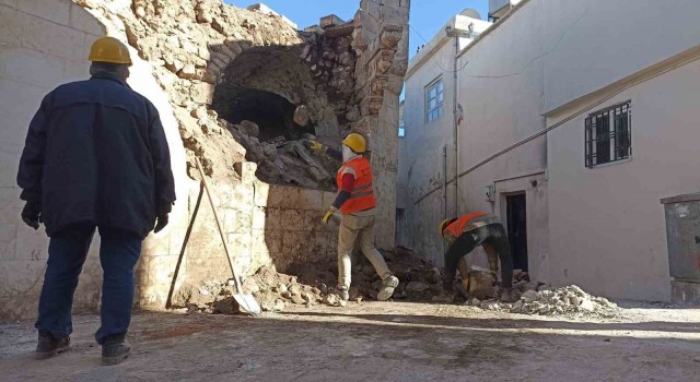 Deprem sonrası Eyyübiyenin tarihi sokaklarındaki molozlar kaldırılıyor