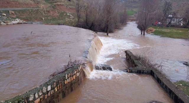 Deprem sonrası yükselen Karasu Çayındaki su seviyesi iki gün sonra normale döndü