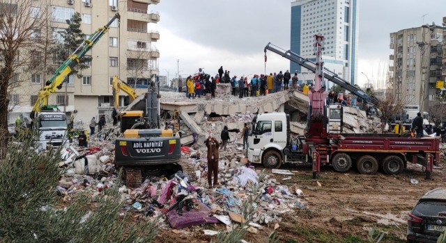 Deprem soruşturmasında gözaltı kararı verilen 14 kişiden 3ü enkaz altında kalarak öldü