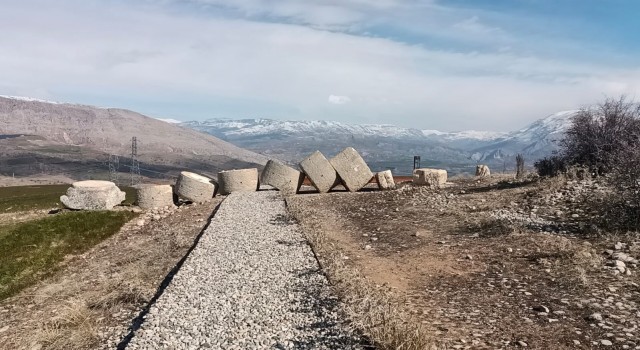 Deprem, tonlarca ağırlıktaki ‘tokalaşma sütunlarını yıktı