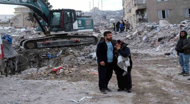 Depremde değil enkaz başında öldü