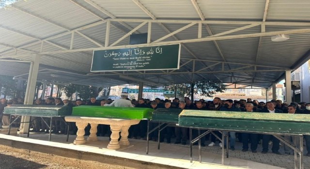 Depremde enkaz altında kalan anne ve 3 çocuğu Burdurda toprağa verildi