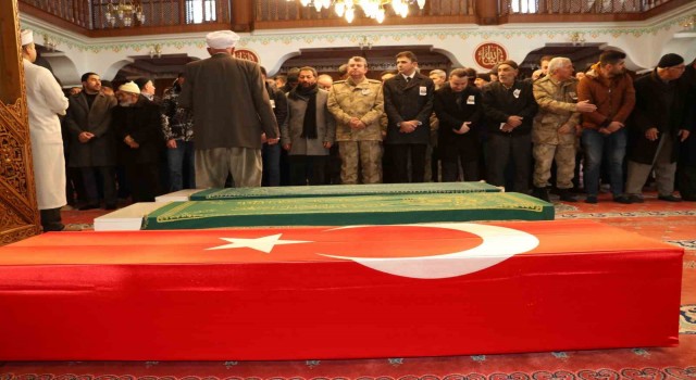 Depremde enkaz altında kalan Vanlı Uzman Çavuş ve ailesi gözyaşları içerisinden toprağa verildi