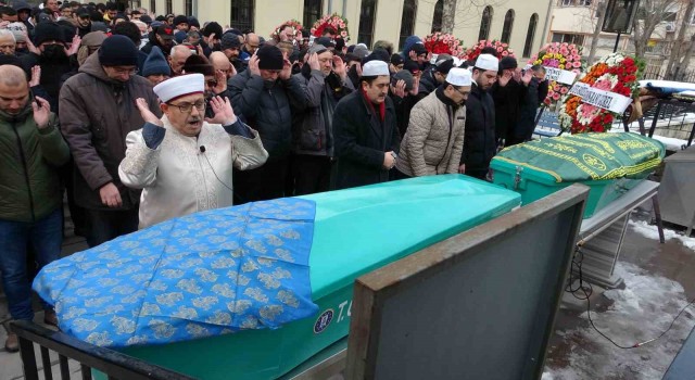 Depremde enkaz altında kalarak hayatlarını kaybeden anne ile oğlu toprağa verildi