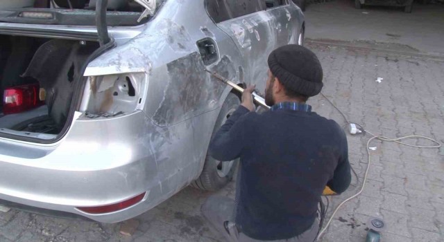 Depremde enkazlar da hasar gören araçları tamir ediyor