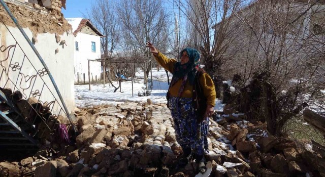 Depremde evi yıkılan yaşlı kadın yaşadıklarını gözyaşları ile anlattı: “Komşularımız kurtardı”