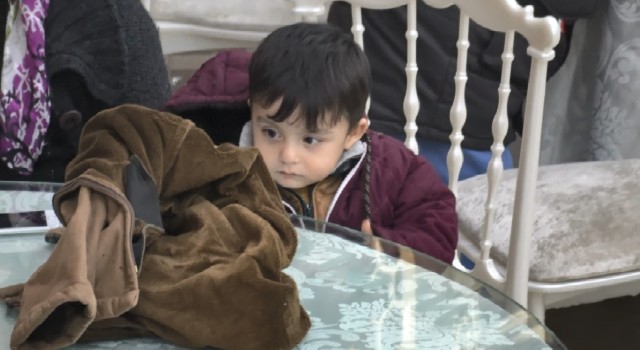 Depremde evlerine giremeyen vatandaşlar düğün salonuna akın etti