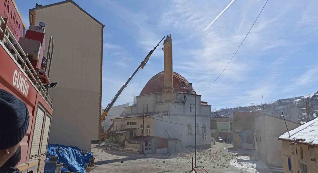 Depremde hasar gören minareler yıkılıyor