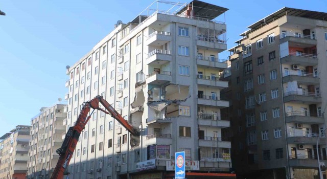 Depremde hasar gören ve çökme tehlikesi geçiren Altınkaya apartmanı yıkılıyor