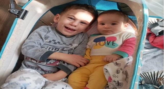 Depremde hayatını kaybeden 2 kardeş dualarla toprağa verildi