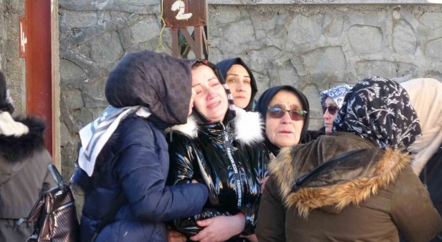 Depremde hayatını kaybeden 5 kişilik aile Ispartada toprağa verildi