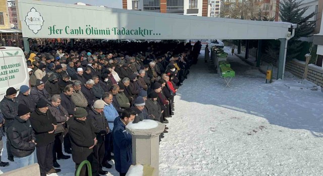 Depremde hayatını kaybeden 8 kişi Niğdede toprağa verildi