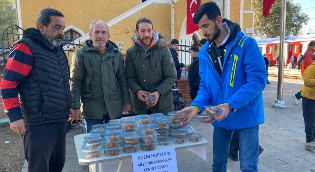 Depremde Hayatını Kaybeden Adem Hurma Hoca Ve Ailesi İçin Helva Dağıtıldı