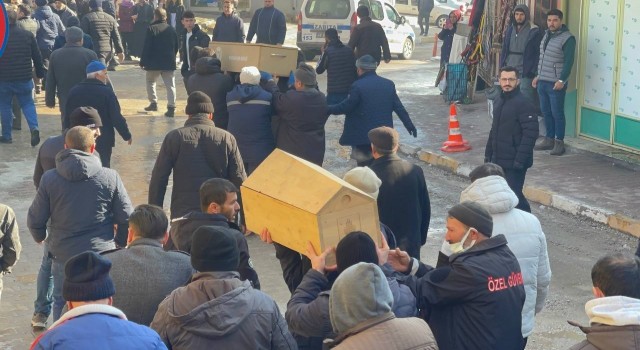 Depremde hayatını kaybeden aile Dursunbeyde toprağa verildi