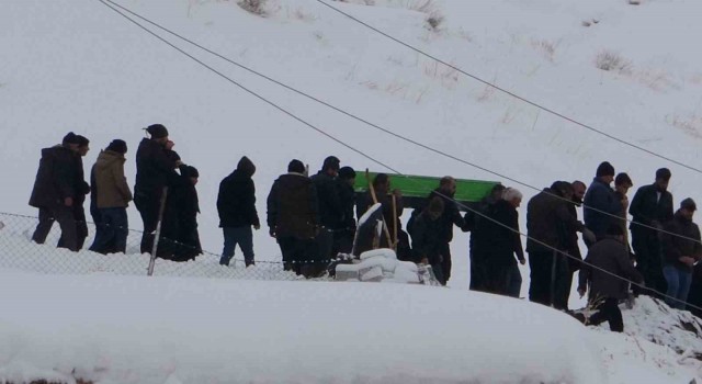 Depremde hayatını kaybeden anne ve 2 çocuğu gözyaşları arasında toprağa verildi