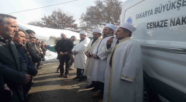 Depremde hayatını kaybeden anne ve 3 kızı Sakaryada toprağa verildi
