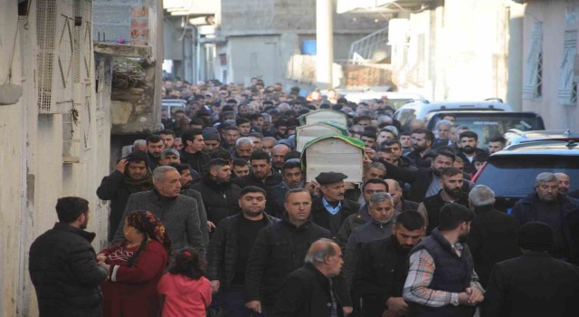 Depremde hayatını kaybeden anne ve iki kızı Cizrede yan yana defnedildi