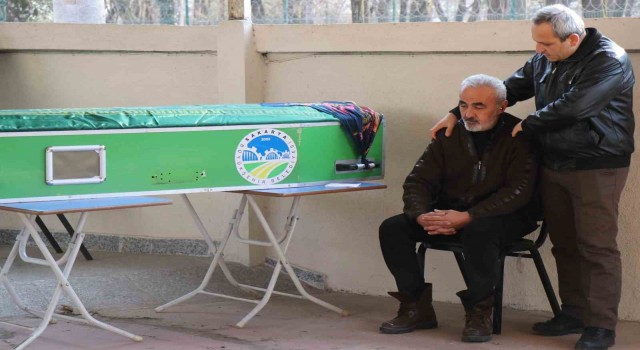 Depremde hayatını kaybeden aynı aileden 3 kişi Sakaryada defnedildi