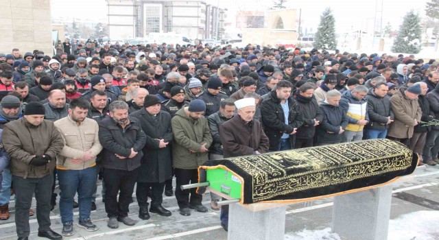 Depremde hayatını kaybeden genç kadın Karamanda son yolculuğuna uğurlandı