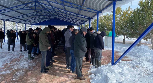 Depremde hayatını kaybeden genç öğretmen Aksarayda toprağa verildi