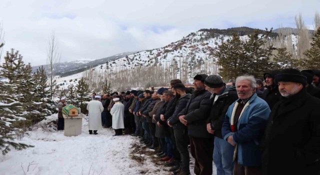 Depremde hayatını kaybeden Karaca, Erzurumda toprağa verildi