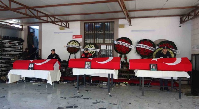 Depremde hayatını kaybeden polis memuru anne ve iki kızı Marmariste toprağa verildi