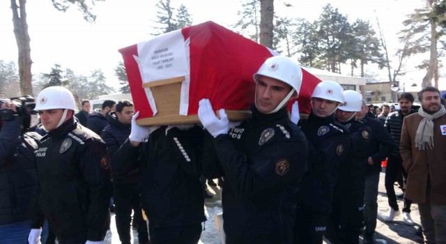 Depremde hayatını kaybeden polis memuru ve eşi Kayseride toprağa verildi